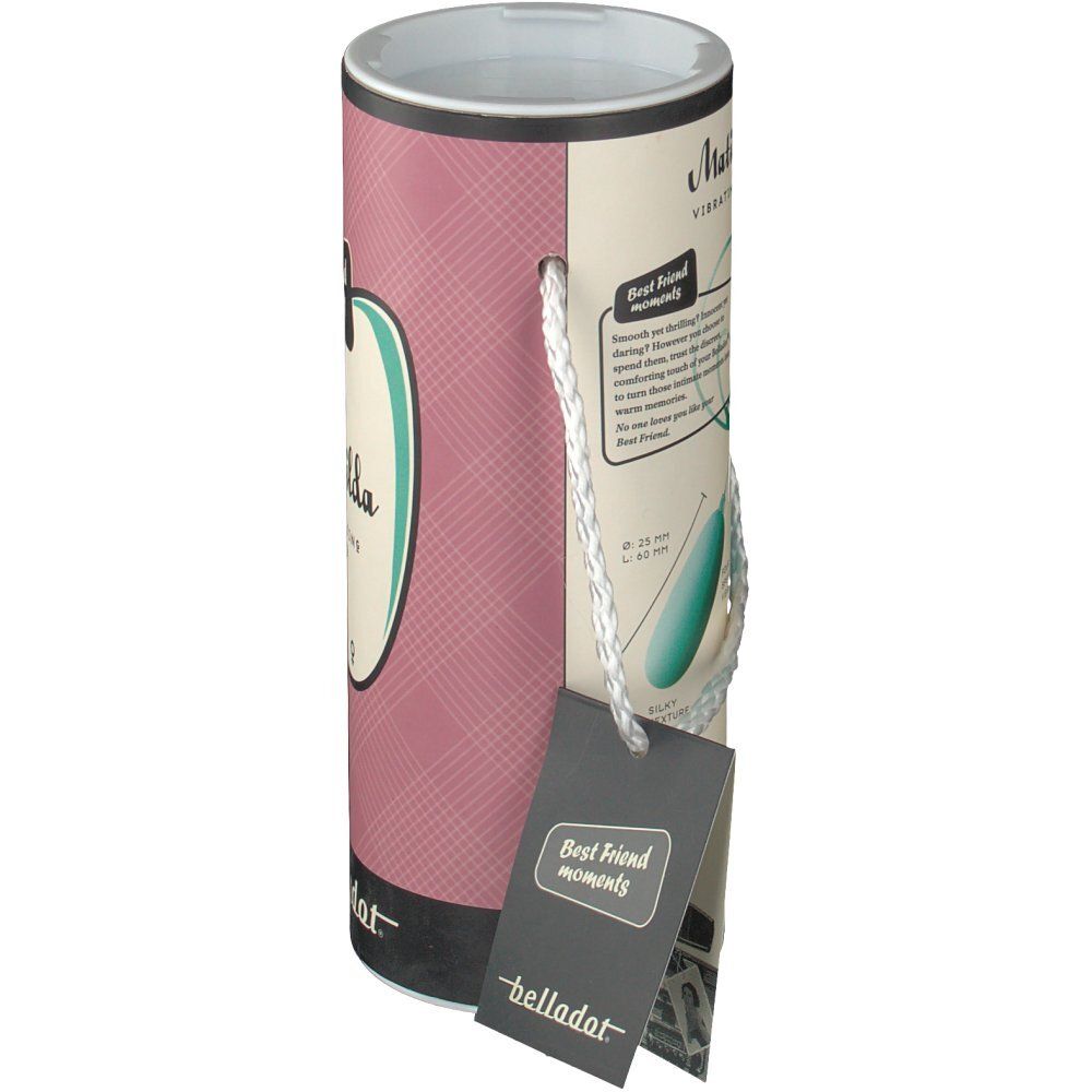 Zylindrische rosa Verpackung mit "Matilda" und "belladot" Schriftzug. Ein weißes Seil dient als Griff. Schwarzes Etikett.