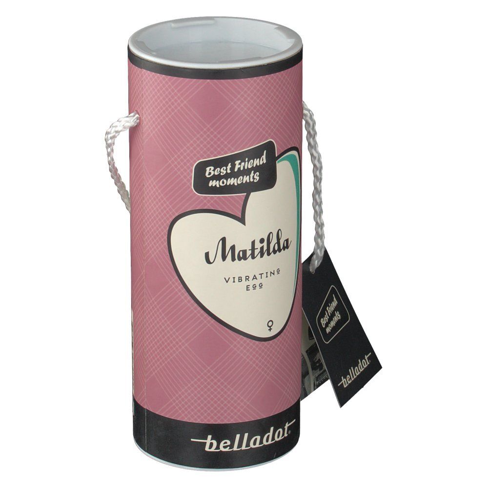 Zylindrische rosa Verpackung mit "Matilda" und "belladot" Schriftzug. Ein weißes Seil dient als Griff. Schwarzes Etikett.