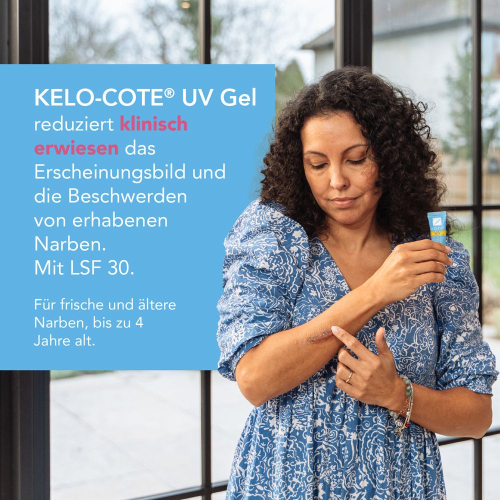 Frau mit Arm, auf dem KELO-cote® UV Gel aufgetragen wird. Mit LSF 30. Für frische und ältere Narben, bis zu 4 Jahre alt.