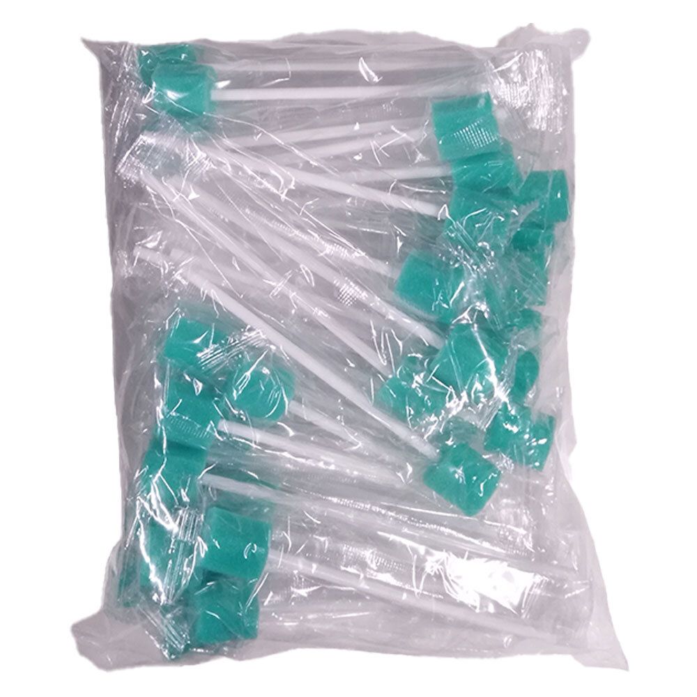 Mundpflegestäbchen, Schaumstoff, neutral. Grüne Schaumstoffköpfe auf weißen Stäben. In transparenter Plastiktüte verpackt.