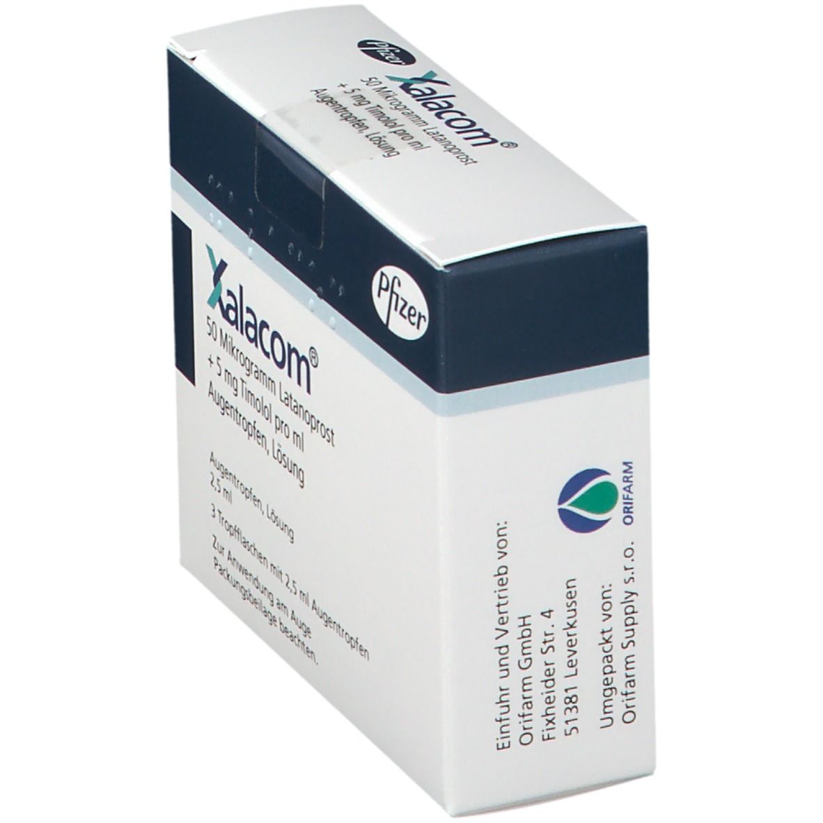 Schräg gestellte weiße Faltschachtel mit blauer Markierung. Aufschrift: Xalacom, 50 Mikrogramm Latanoprost + 5 mg Timolol pro ml Augentropfen. Pfizer Logo.