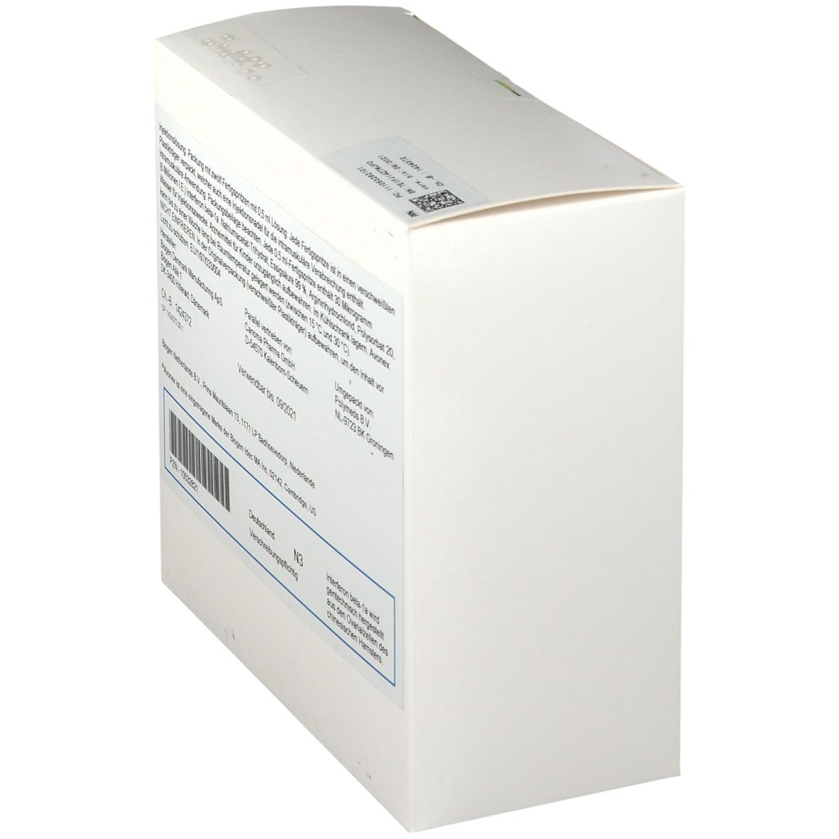 Schräg gesehene Rückseite eines weißen Kartons. Textinformationen und Barcode.