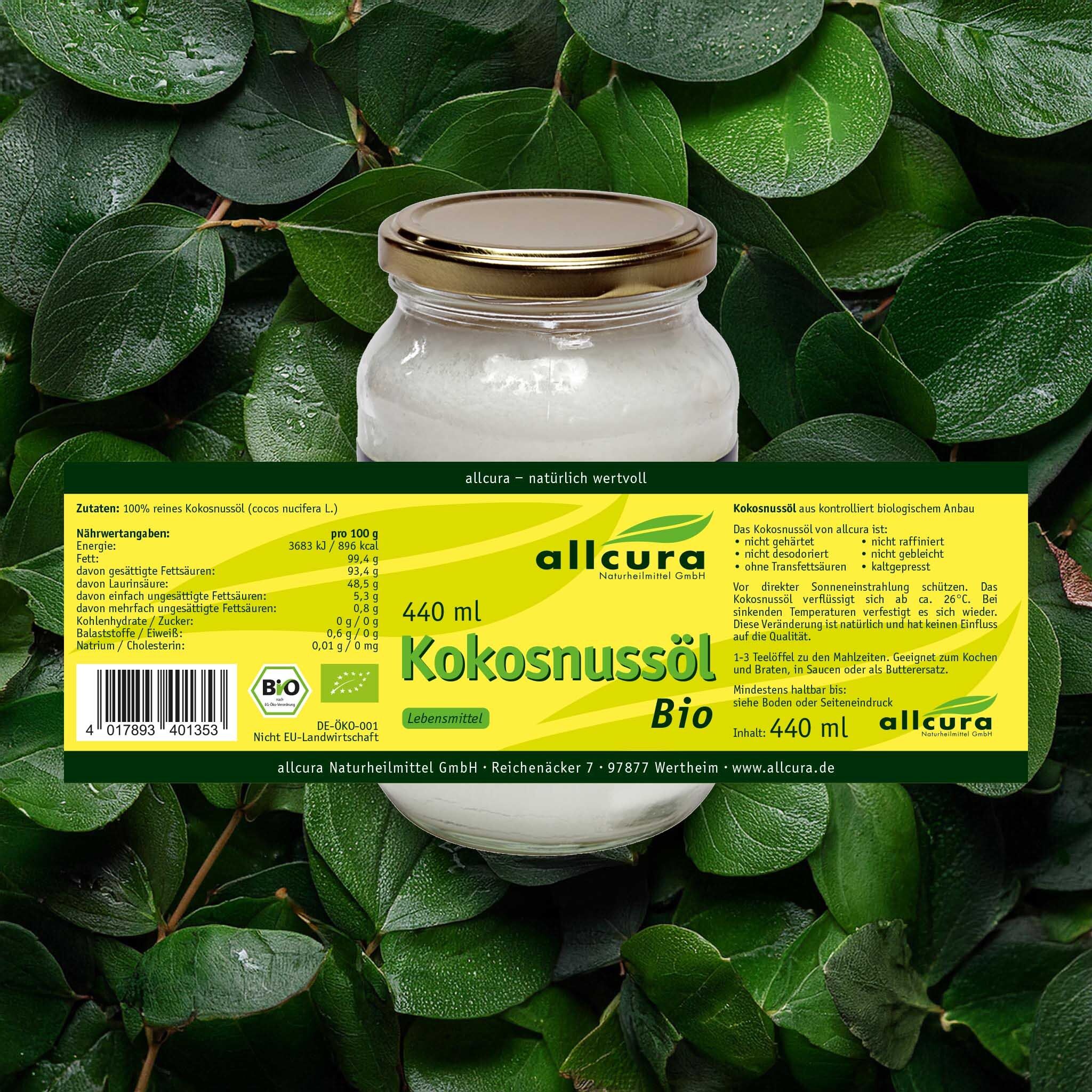 Glas Kokosnussöl Bio auf Blättern. Goldener Deckel. Etikett mit Produktinformationen. Bio-Siegel.