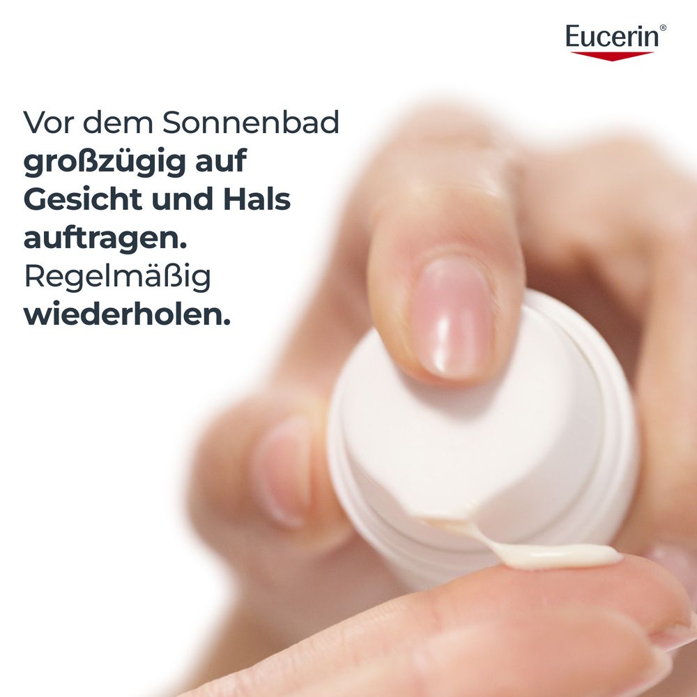 Hand drückt Creme aus Tube. Eucerin. Auf Gesicht und Hals auftragen.