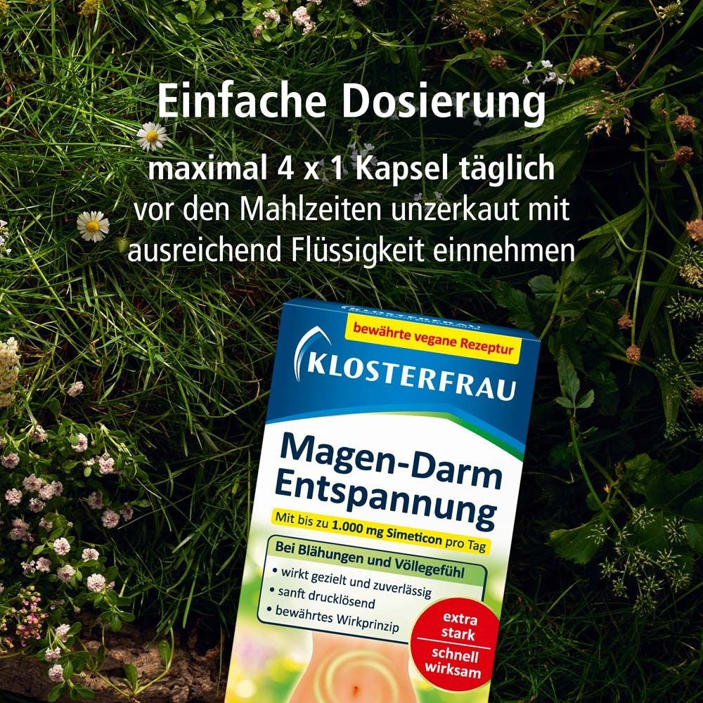 KLOSTERFRAU Magen-Darm Entspannung Verpackung vor Kräutern. Text: Einfache Dosierung. Maximal 4 Kapseln täglich unzerkaut vor den Mahlzeiten.