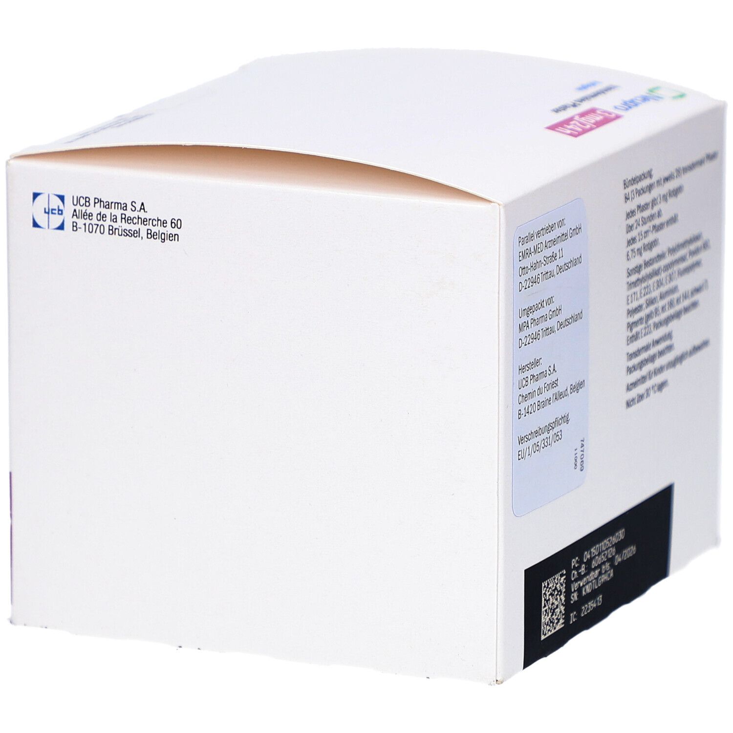 Seite der weißen Kartonverpackung. Text mit Herstellerinformationen und Barcode. Rosa und grüne Akzente.