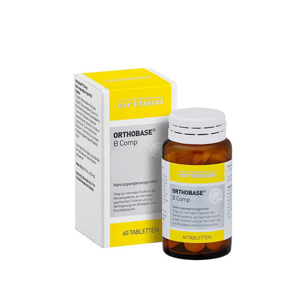 Braune Tabletten in einer braunen Glasflasche mit weißem Deckel. Daneben eine gelb-weiße Schachtel mit Produktinformationen.