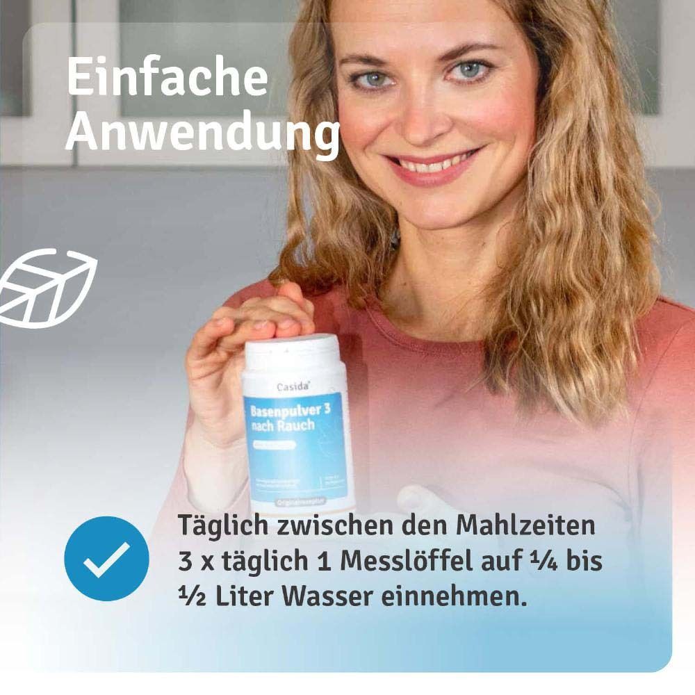 Frau mit Produkt. Casida Basenpulver 3 nach Rauch. Anwendung: 3 x täglich 1 Messlöffel in Wasser.