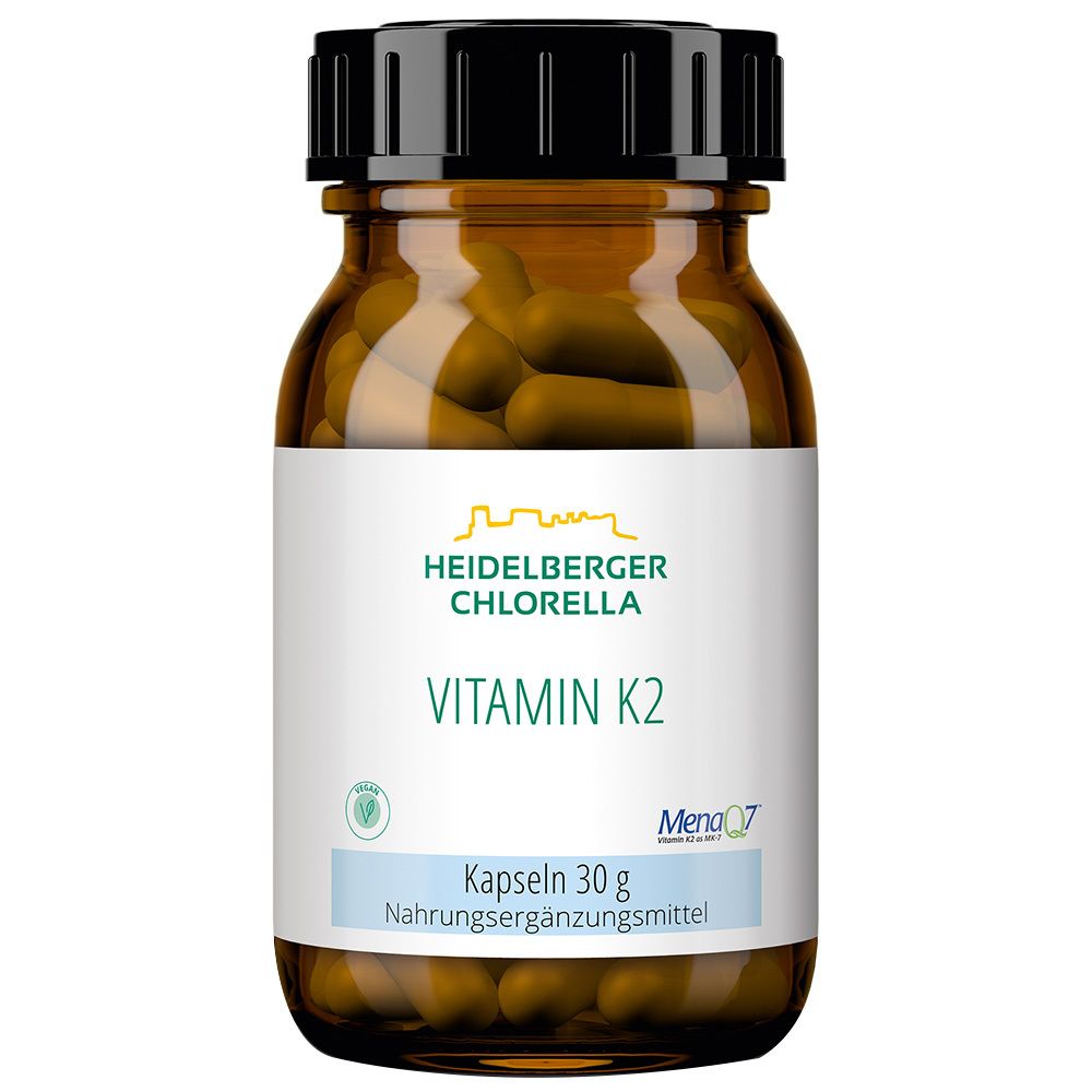 Braune Glasflasche mit Kapseln. Aufschrift: Heidelberger Chlorella, Vitamin K2, Kapseln 30 g.