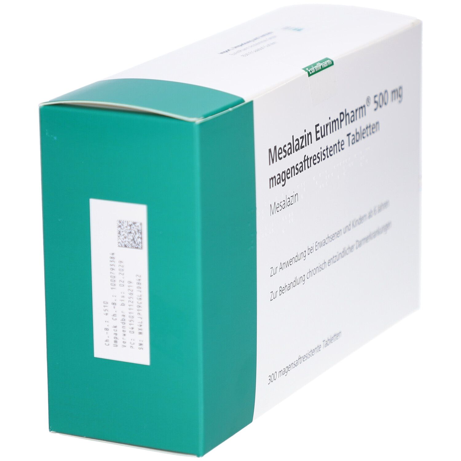 Weiße Schachtel mit grünen Seiten. Auf der Seite ein Etikett mit Barcode und Text. Oben links ein grünes Logo.