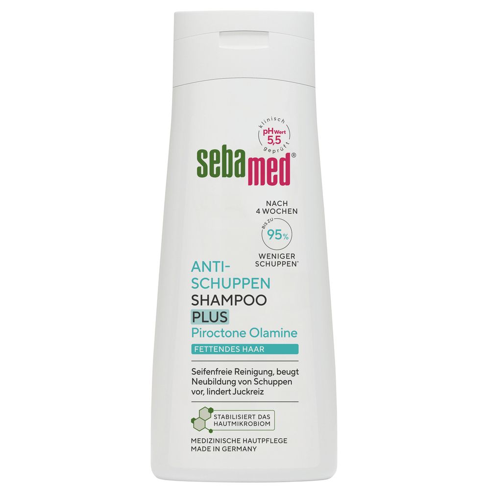 sebamed® Antischuppen Shampoo Plus. Weiße Flasche mit grünem und türkisfarbenem Etikett. pH-Wert 5,5. Weniger Schuppen nach 4 Wochen.