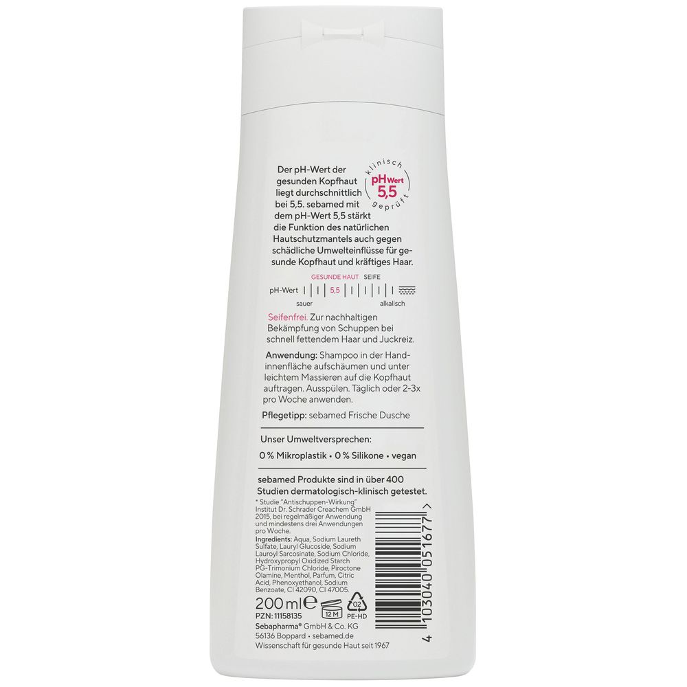 Rückseite der sebamed® Antischuppen Shampoo Plus Flasche. Textinformationen, pH-Wert 5,5, Inhaltsstoffe, 200ml. Vegan, ohne Mikroplastik.