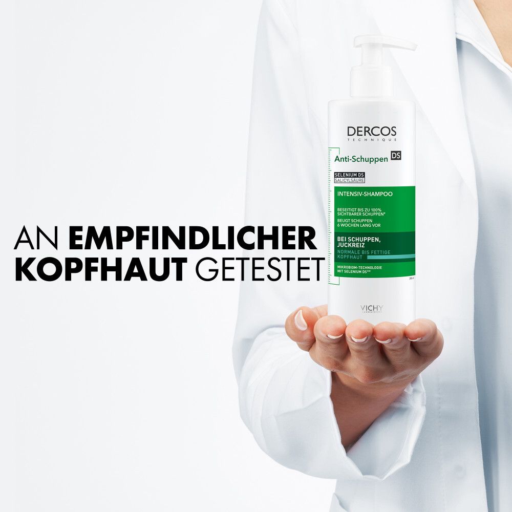 Person hält eine Flasche Dercos Shampoo. Text: An empfindlicher Kopfhaut getestet.