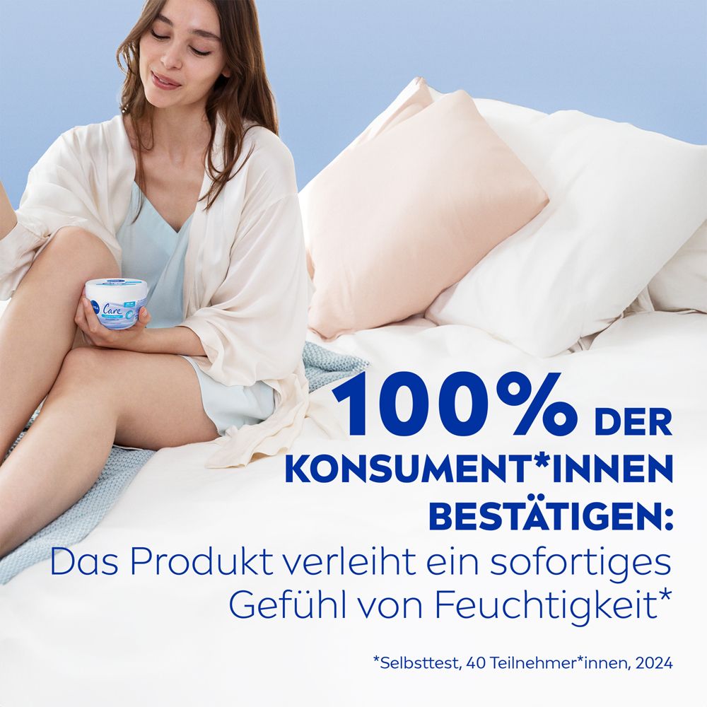 Frau auf einem Bett mit NIVEA Care Tiegel. 100% der Konsumentinnen bestätigen sofortiges Feuchtigkeitsgefühl.
