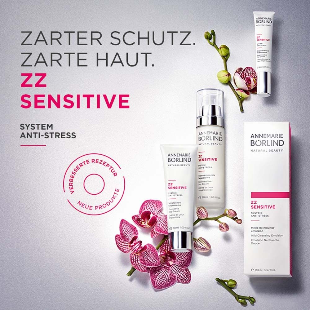 Produktpräsentation mit Flaschen, Tuben und Verpackung. Aufschrift: ZZ SENSITIVE. Blumen und Blätter.