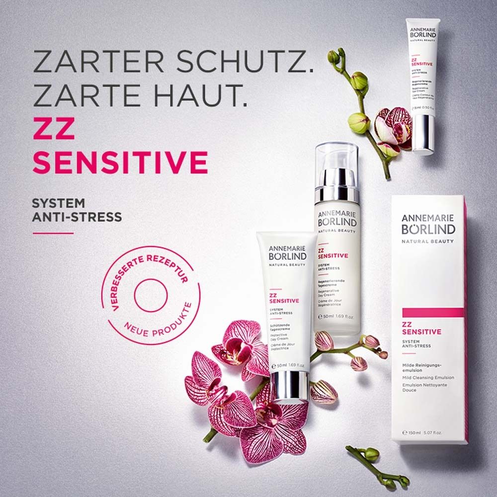Produkt-Arrangement. Cremes, Blüten, Text. Aufschrift: ZZ SENSITIVE, Zarter Schutz. Zarte Haut.