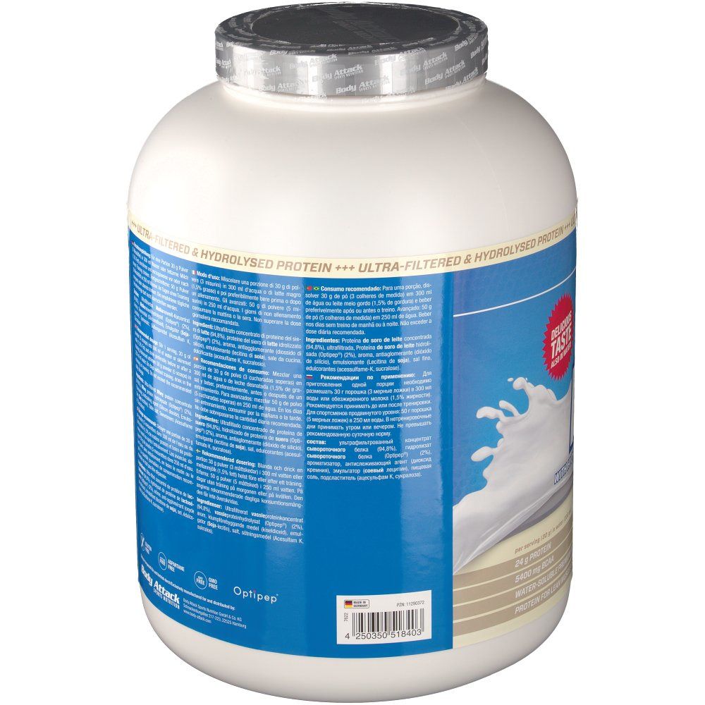 Rückseite des weißen Behälters. Blaues Etikett mit Text und Nährwertangaben. Aufschrift: Body Attack. 2300g. Milchspritzer.