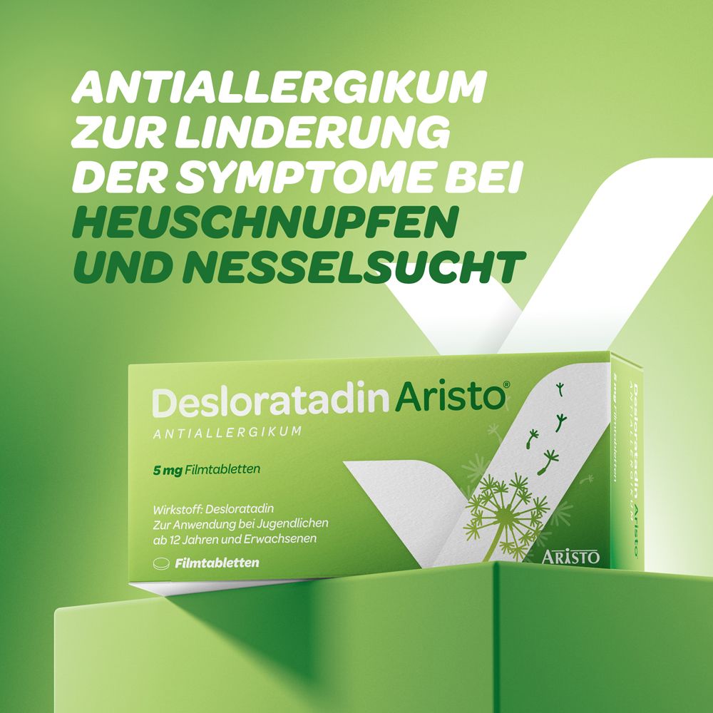 Grüne Schachtel Desloratadin Aristo 5 mg, Antiallergikum, auf grünem Podest. Text: Zur Linderung der Symptome bei Heuschnupfen und Nesselsucht.
