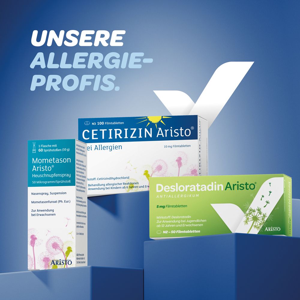 Drei Medikamentenpackungen auf blauem Podest. Desloratadin Aristo, Cetirizin Aristo, Mometason Aristo Nasenspray.