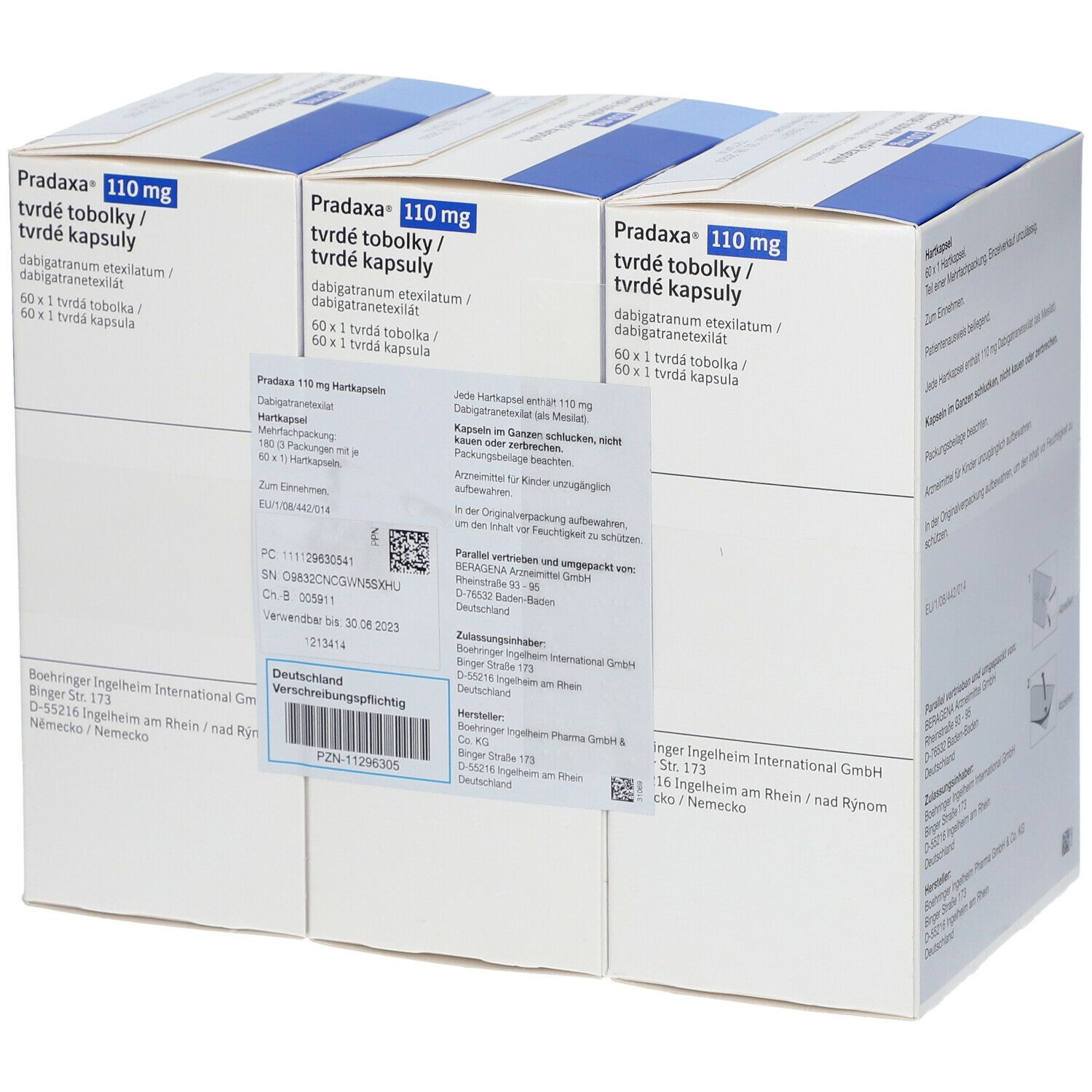 Mehrere Packungen Pradaxa® 110 mg Hartkapseln. Weiße Verpackung mit blauen Akzenten und Produktinformationen.