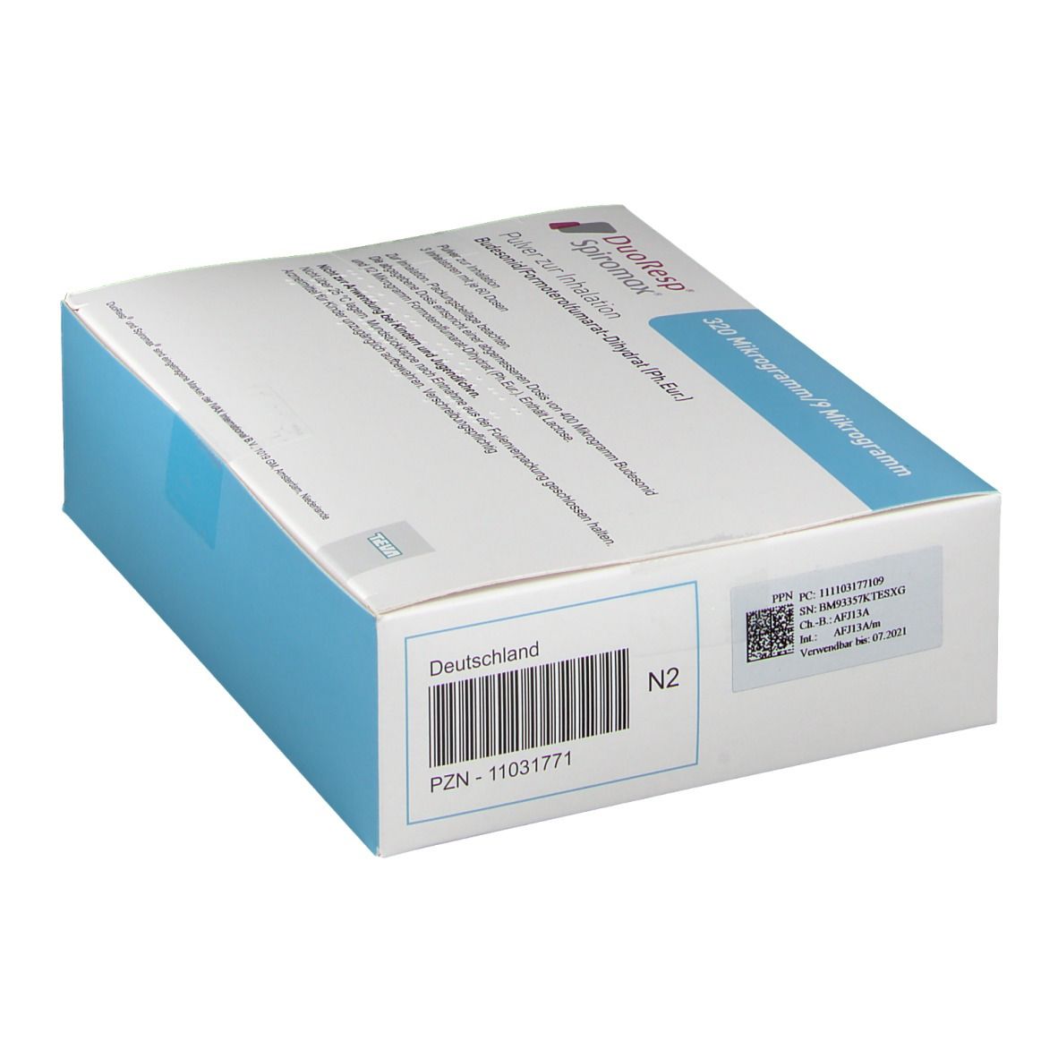 Weiße Schachtel mit blauer Ecke. Aufschrift: DuoResp Spiromax, 320 Mikrogramm/9 Mikrogramm. Text in Deutsch. Mit Barcode und QR-Code.