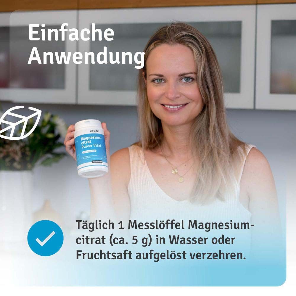 Frau hält Dose. Text: Einfache Anwendung. Täglich 1 Messlöffel Magnesiumcitrat in Wasser oder Saft auflösen.