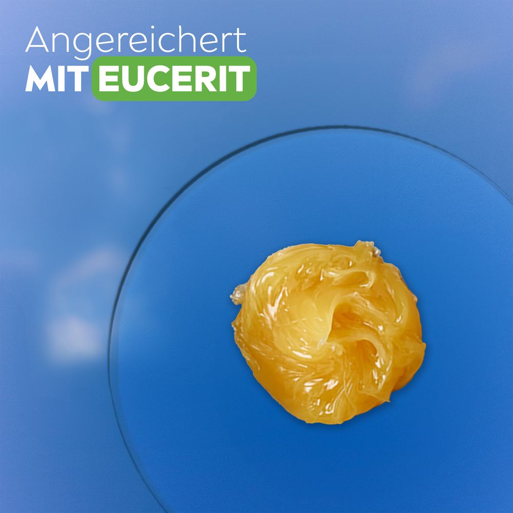 Gelartige Substanz, angereichert mit Eucerit, auf blauem Untergrund.