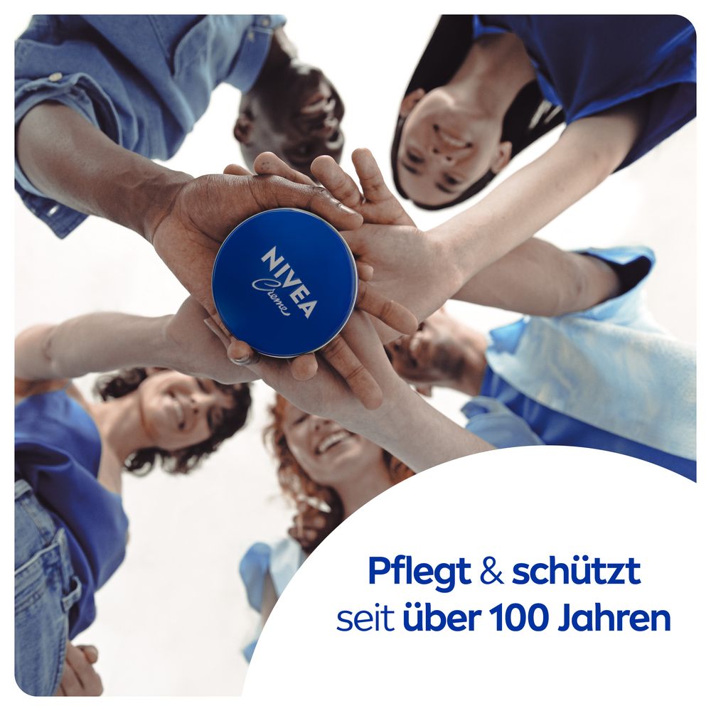 Gruppe von Menschen hält eine NIVEA Creme Dose, Text "Pflegt & schützt seit über 100 Jahren".