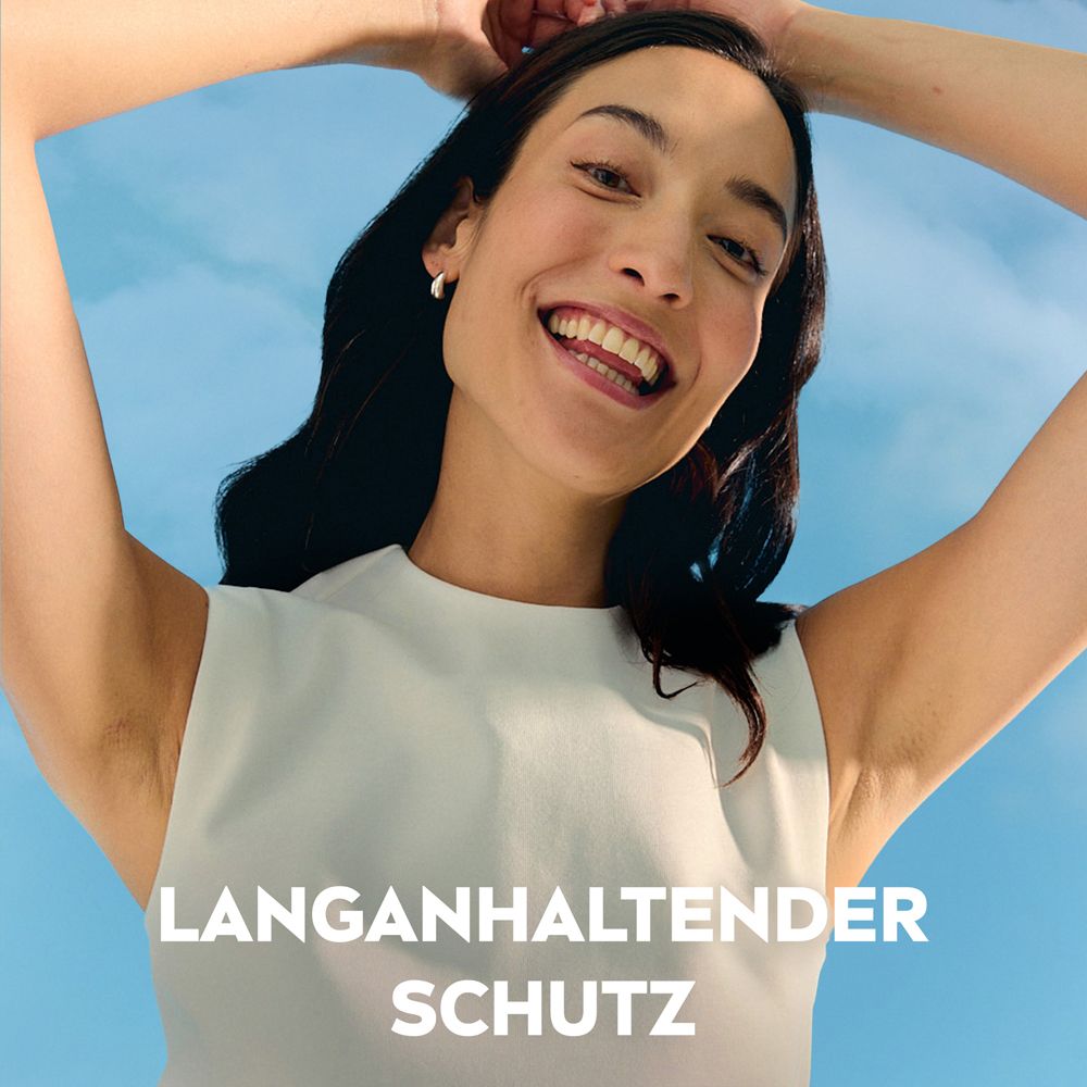 Frau mit erhobenen Armen, lächelnd. Text: Langanhaltender Schutz.