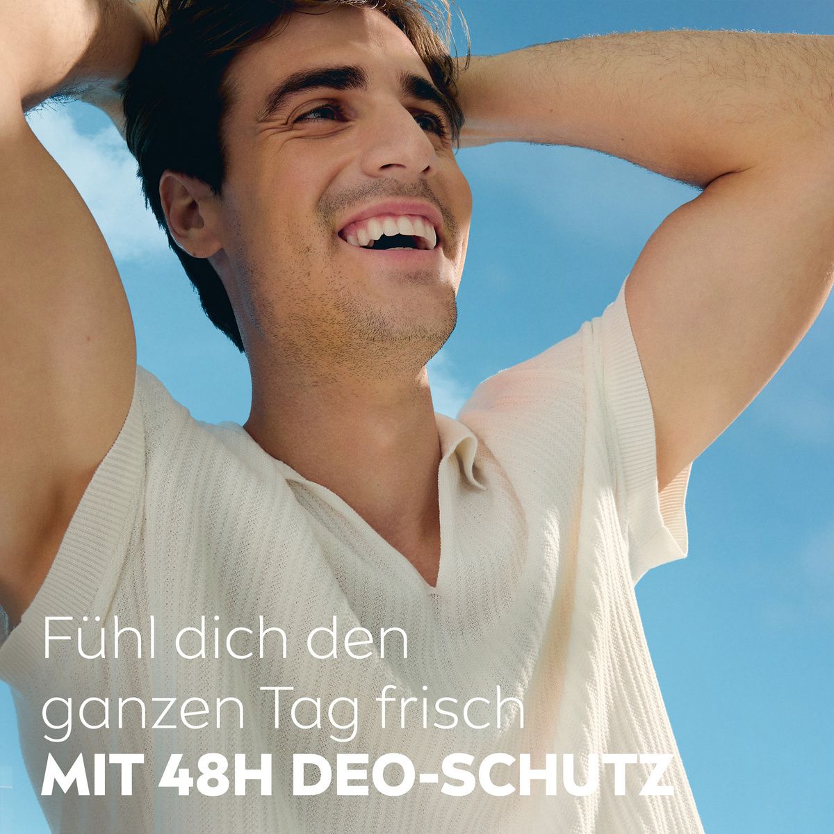 Mann mit Händen im Haar, lächelnd, blauer Himmel. Text: Fühl dich den ganzen Tag frisch mit 48H Deo-Schutz.