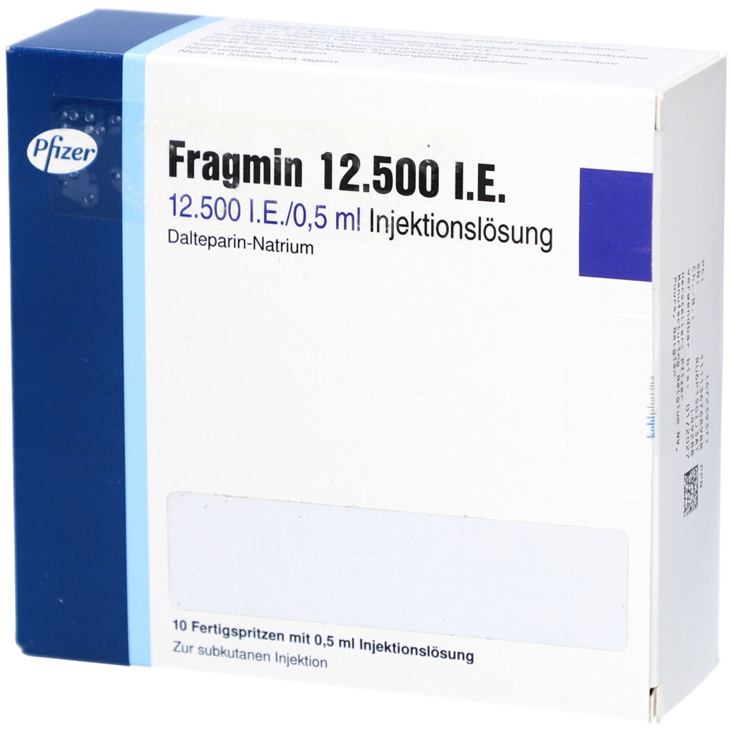 Weiße Faltschachtel mit blauen Akzenten. Aufschrift: Fragmin 12.500 I.E. und Pfizer-Logo. Enthält 12.500 I.E./0,5 ml Injektionslösung. 10 Fertigspritzen.