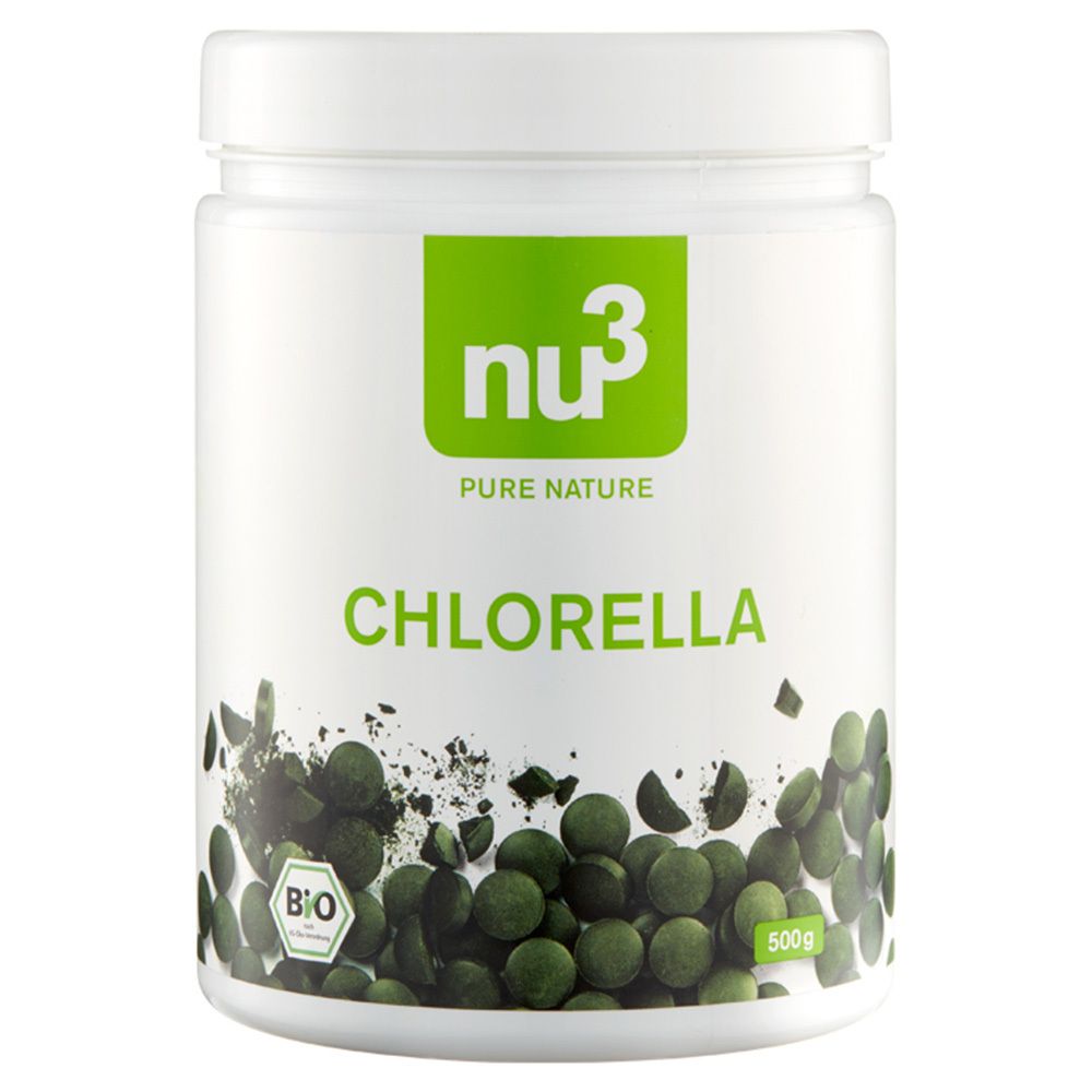 Weiße Dose mit grünem Etikett. Aufschrift: nu3, Chlorella, Bio-Siegel. Darunter grüne Tabletten und Pulver.