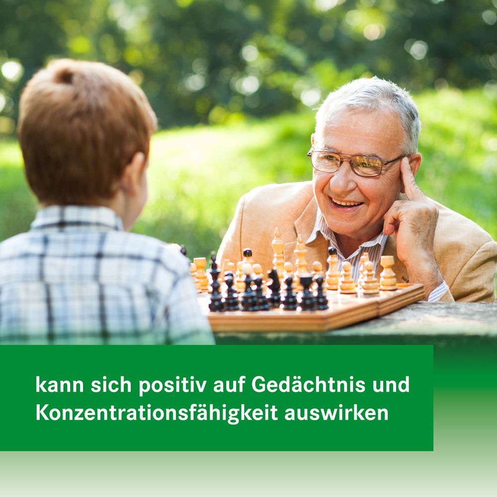 Älterer Mann spielt Schach mit einem Kind. Text: kann sich positiv auf Gedächtnis und Konzentrationsfähigkeit auswirken.