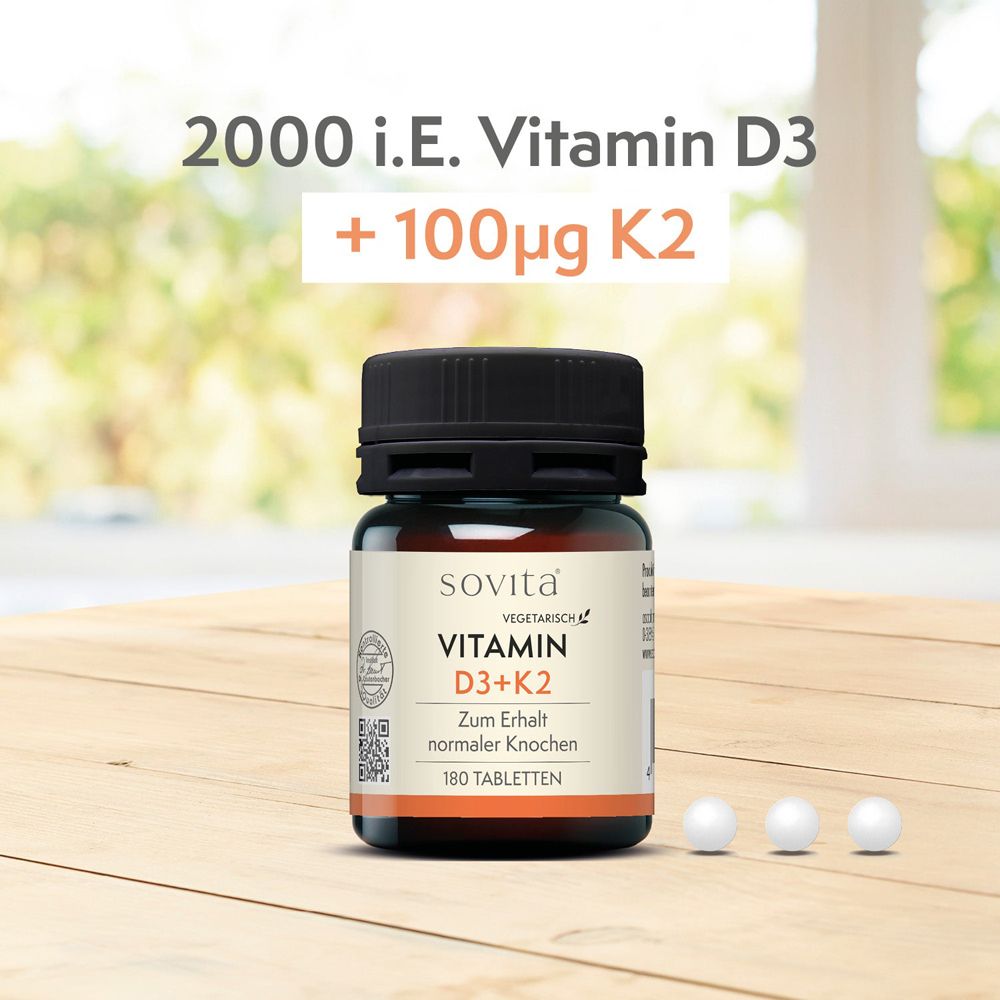 Braune Glasflasche mit schwarzem Deckel. Etikett mit Produktinformationen. 3 weiße Tabletten daneben.