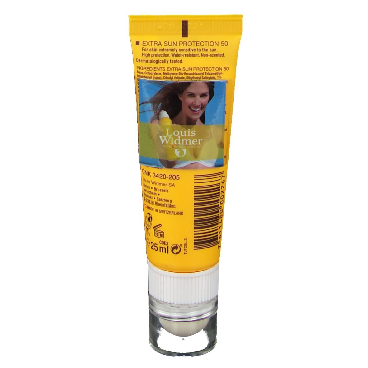 Rückseite der gelben Tube. Aufschrift: Extra Sun Protection 50. Mit Bild einer Frau. 25 ml. Hergestellt in der Schweiz.