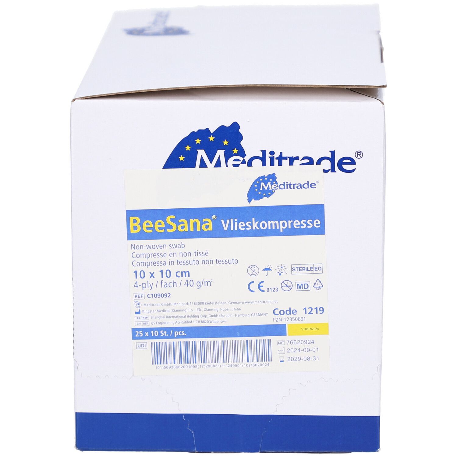 Verpackung mit medizinischen Kompressen. Aufschrift: BeeSana Vlieskompresse, 10 x 10 cm, steril, 4-lagig.
