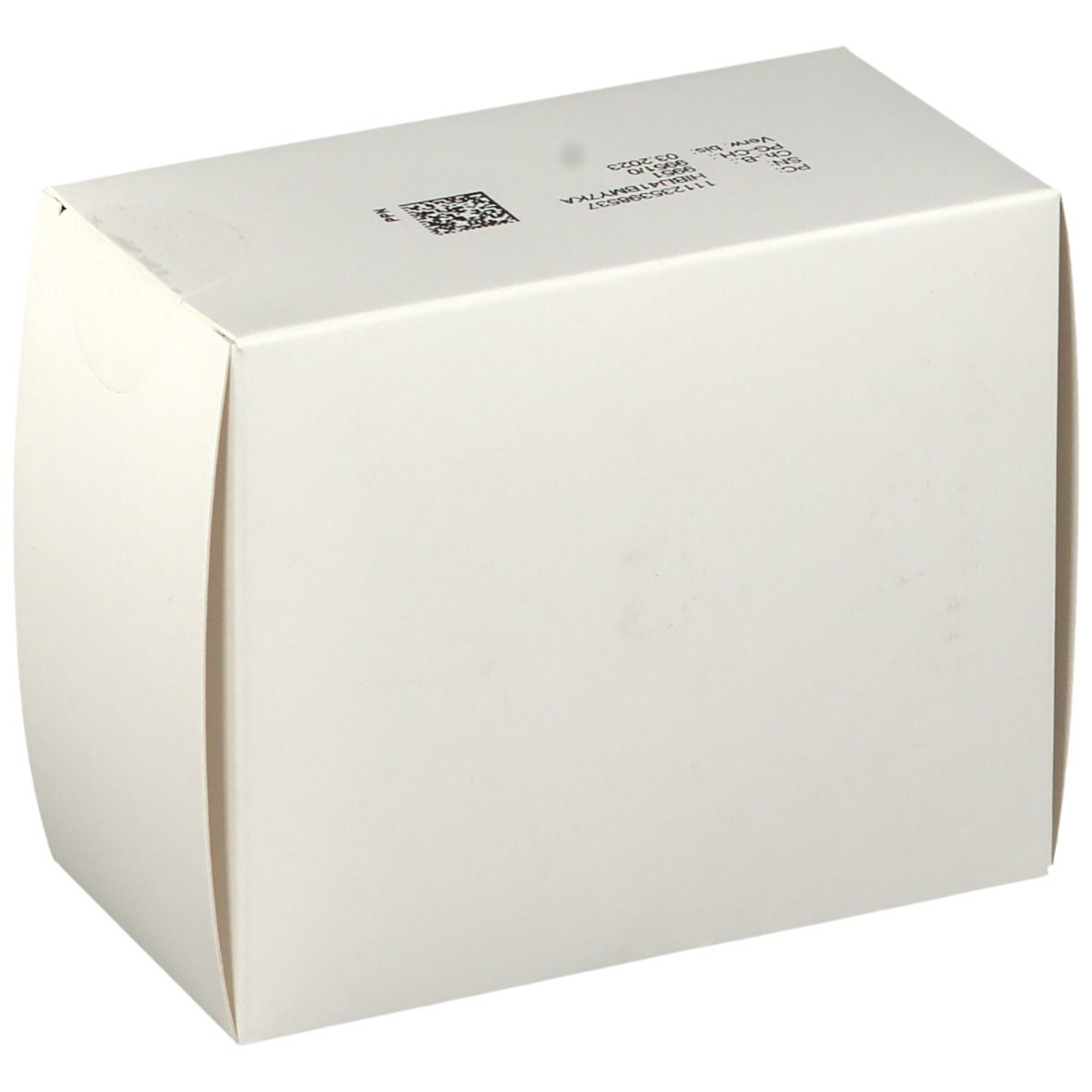 Weißer Karton, leicht schräg. Oben QR-Code und Aufdruck. Keine weiteren Details erkennbar.