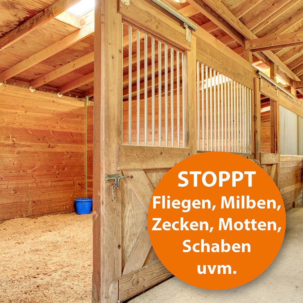 Innenraum eines Stalls. Text: STOPPT Fliegen, Milben, Zecken, Motten, Schaben uvm.