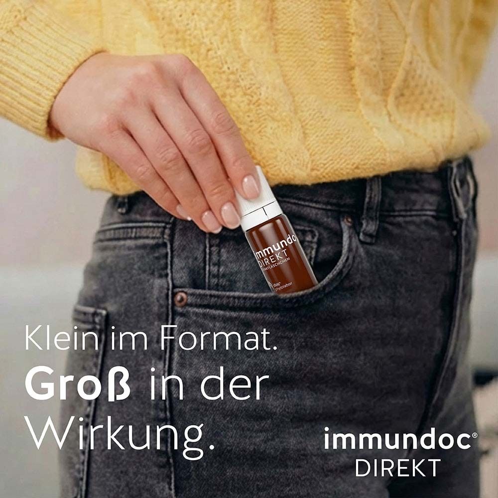 Flasche immundoc® DIREKT in Jeans-Hosentasche. Text: Klein im Format. Groß in der Wirkung.