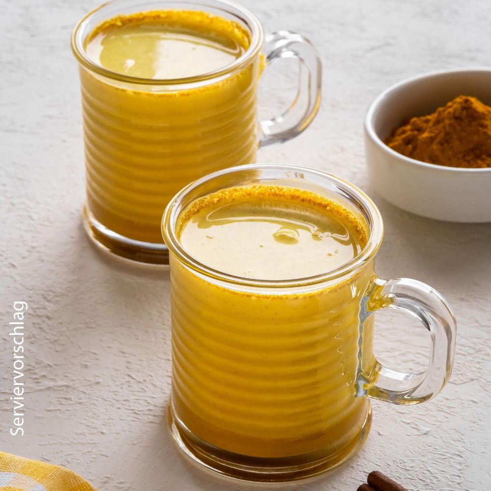 Zwei Gläser mit gelbem Getränk. Text: Servier Vorschlag. Zimtstange.