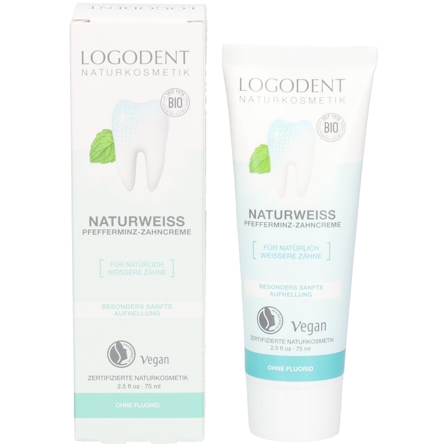 Zahncreme-Tube und Karton. Aufschrift NATURWEISS Pfefferminz-Zahncreme. Bio-Siegel, Vegan-Logo. Weiß und hellblau.