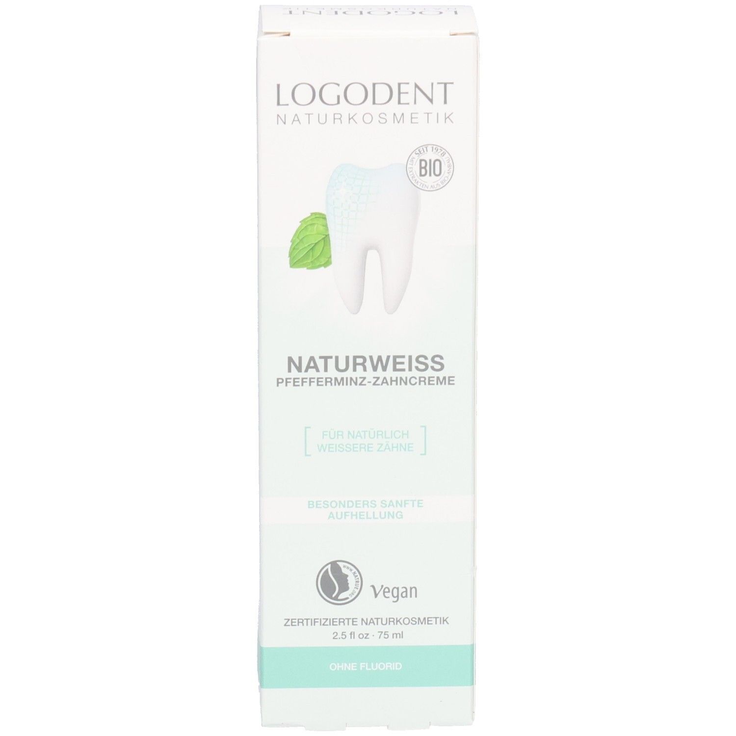 Karton für Zahncreme. Aufschrift NATURWEISS Pfefferminz-Zahncreme. Bio-Siegel, Vegan-Logo. Weiß mit hellblauem Akzent.