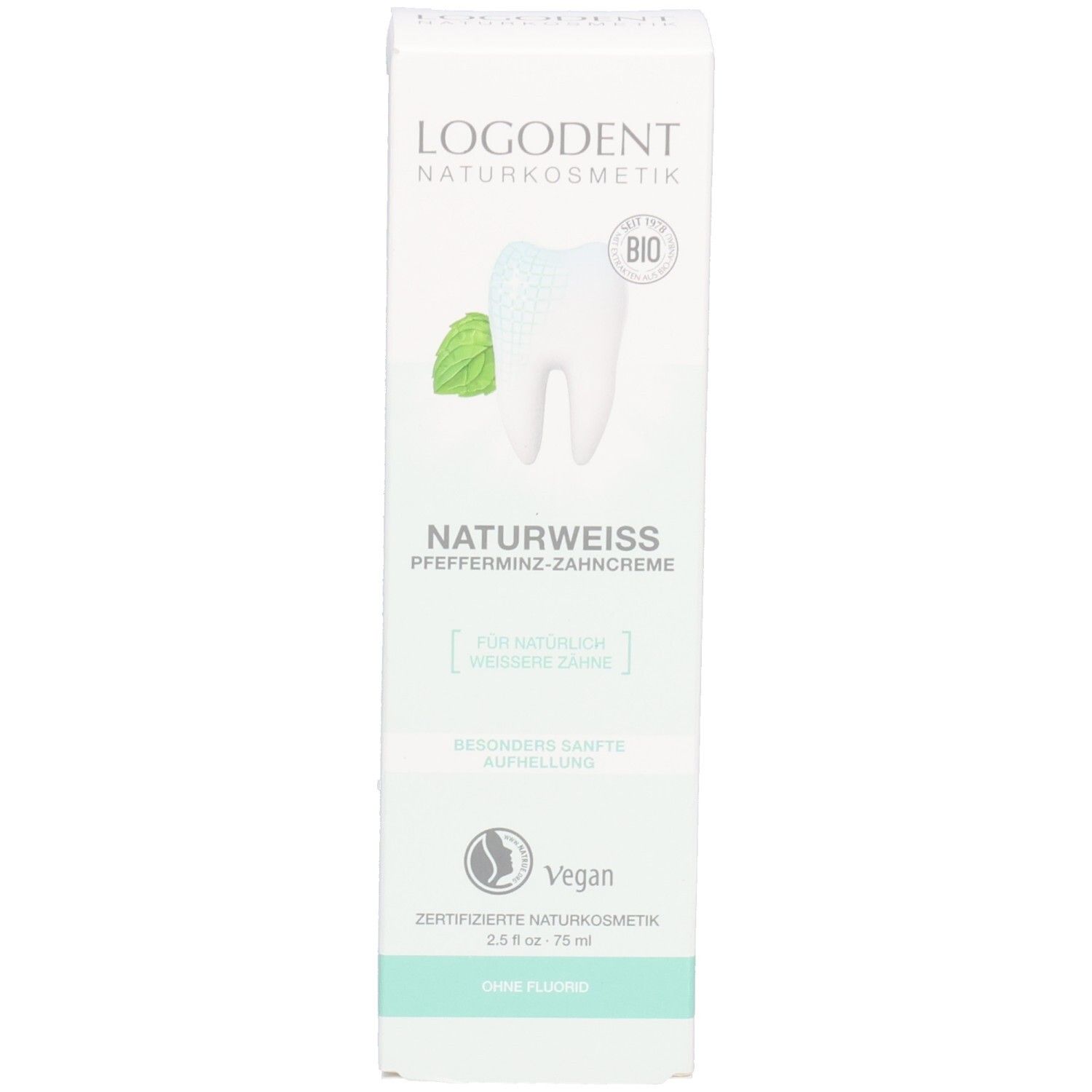Karton für Zahncreme. Aufschrift NATURWEISS Pfefferminz-Zahncreme. Bio-Siegel, Vegan-Logo. Weiß mit hellblauem Akzent.