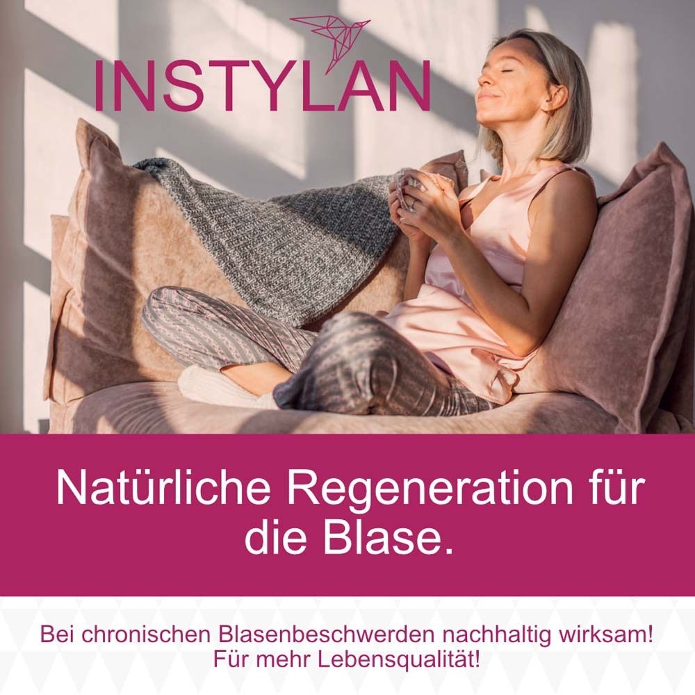 Frau sitzt auf einem Sofa. Text: Natürliche Regeneration für die Blase. Bei chronischen Blasenbeschwerden nachhaltig wirksam!