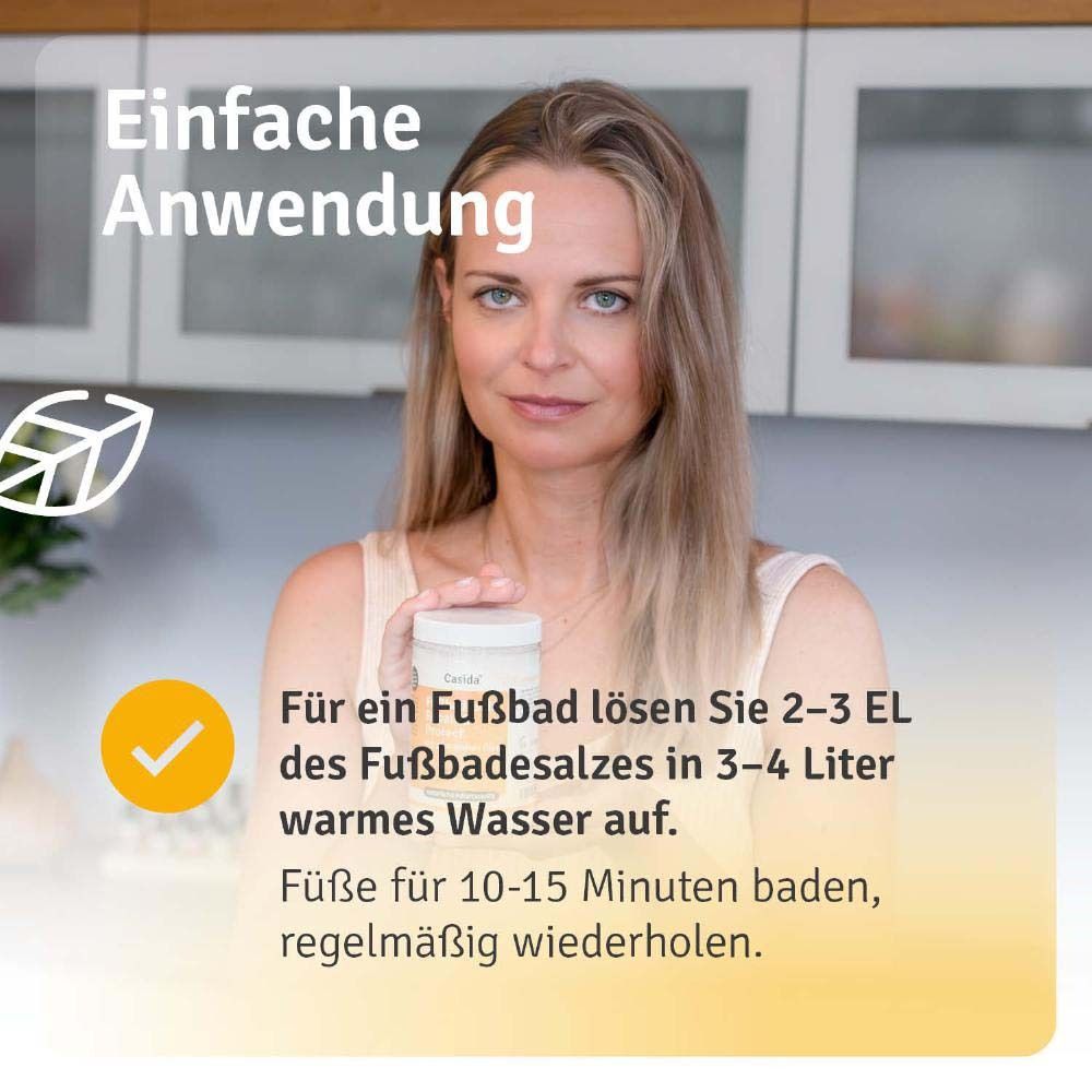 Frau hält Produkt. Produkt: Casida Fußbadesalz Repair & Protect. Text: Für ein Fußbad, 2-3 EL in 3-4 Liter warmem Wasser.