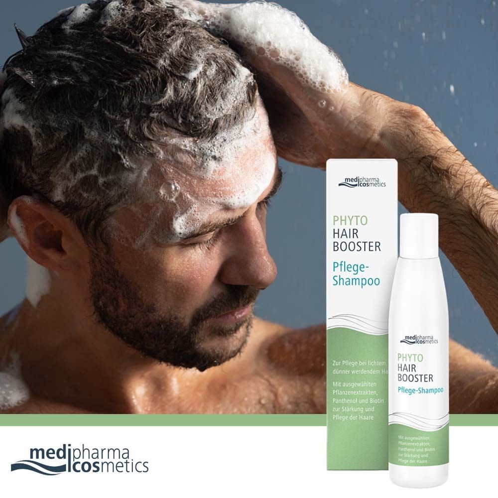 Mann wäscht sich die Haare mit Shampoo. Daneben: Shampoo-Flasche und Verpackung. Marke: medipharma cosmetics.