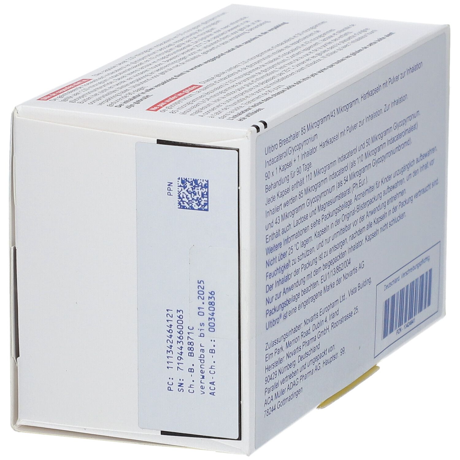 Schräg gestellte Verpackung, Rückseite. Text, Barcode und Seriennummern. Herstellerinformationen.