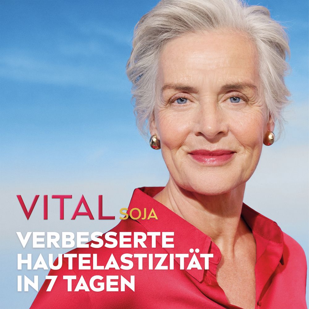 Ältere Frau mit NIVEA VITAL Soja Anti-Age Tagespflege. Verbesserte Hautelastizität in 7 Tagen.