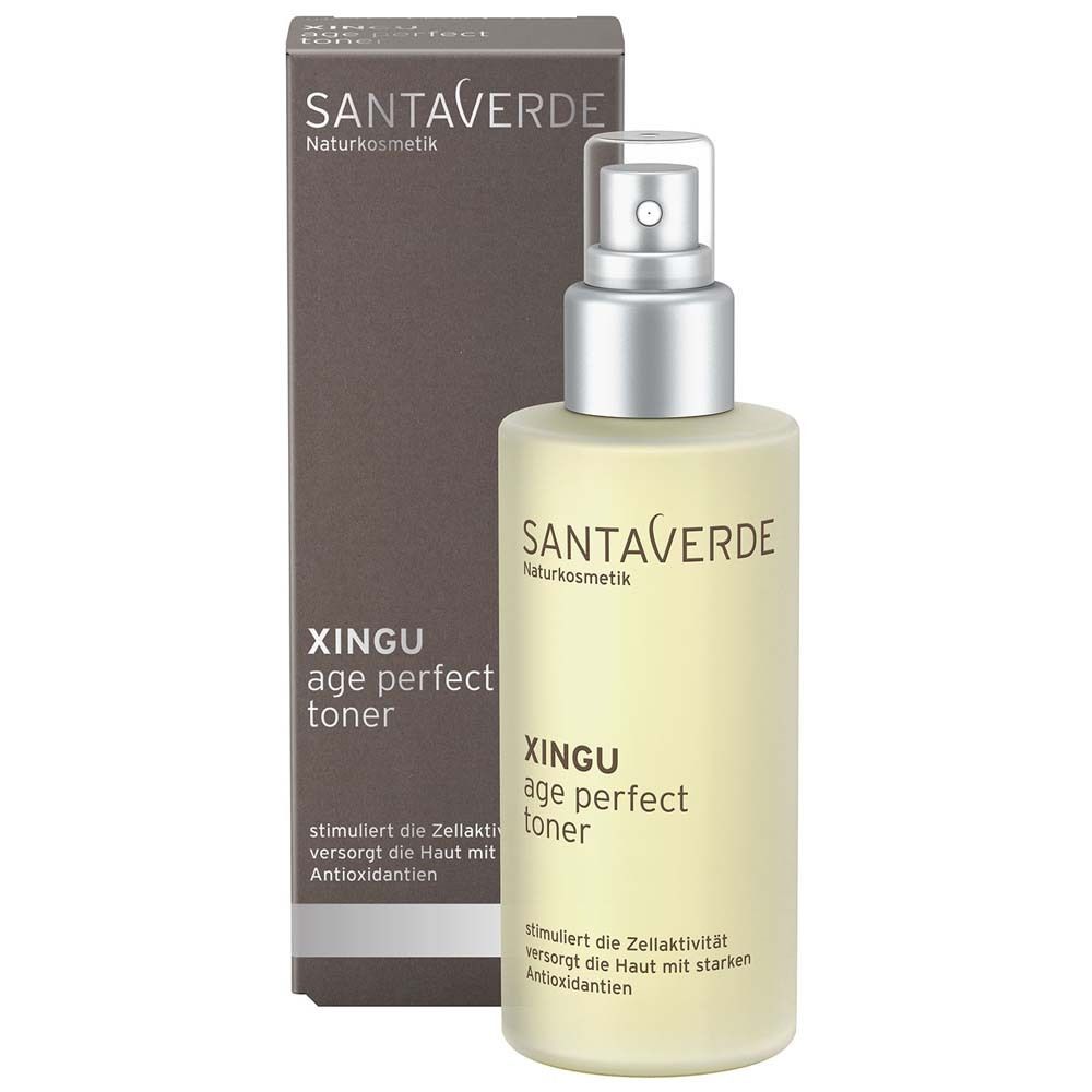 Beige Flasche mit Sprühkopf und Verpackung. Aufschrift: SANTAVERDE, XINGU age perfect toner. Text darunter.