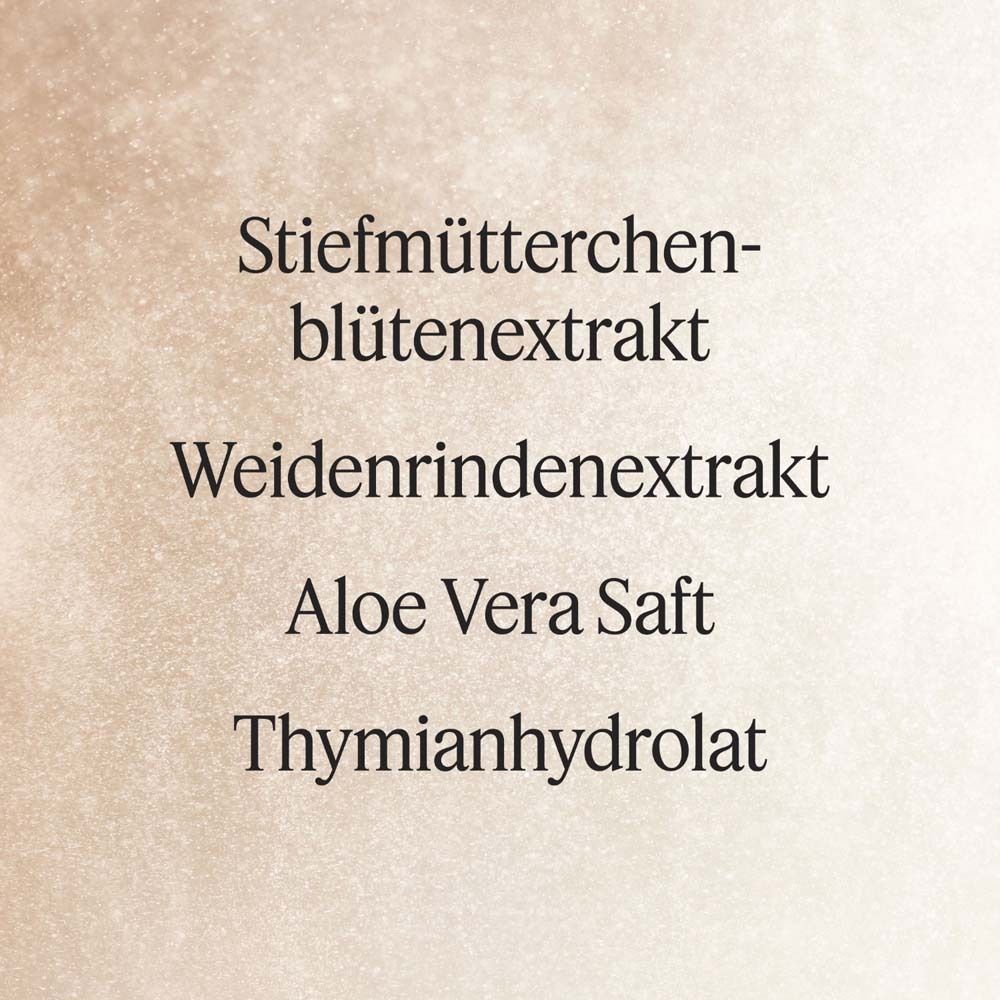 Inhaltsstoffe: Stiefmütterchenblütenextrakt, Weidenrindenextrakt, Aloe Vera Saft, Thymianhydrolat. Text auf beigem Hintergrund.